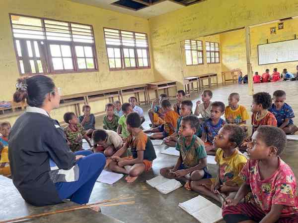  Bu Guru Diana Mengajar di Pedalaman Papua Selatan, Donasi Masuk Dari TikTok